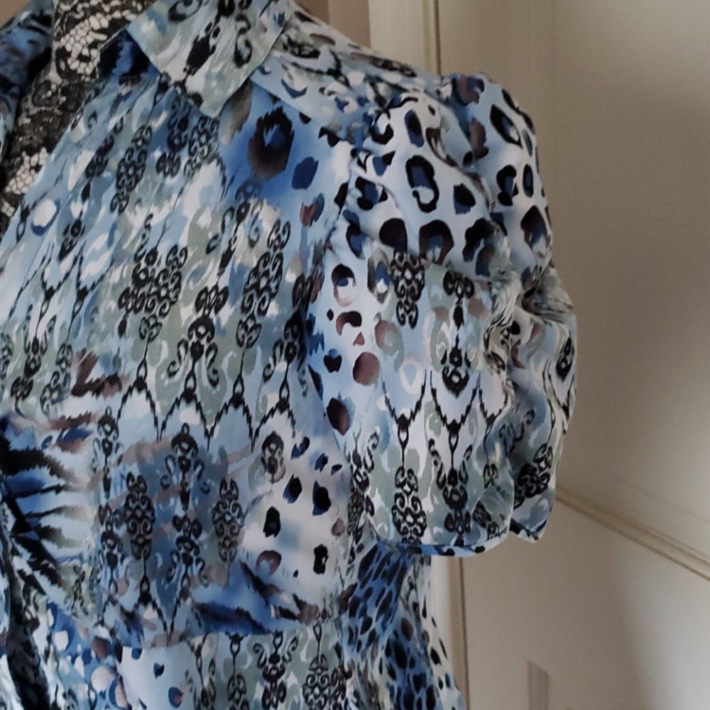 Joanna blue animal print button down top, size PS - Picture 4 of 4
